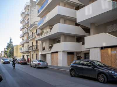 Si trova al civico 87 di via Traetta e, visto dall�esterno, sembra un condominio come tanti. Il bianco dei muri si alterna alle vetrate che scandiscono la facciata...